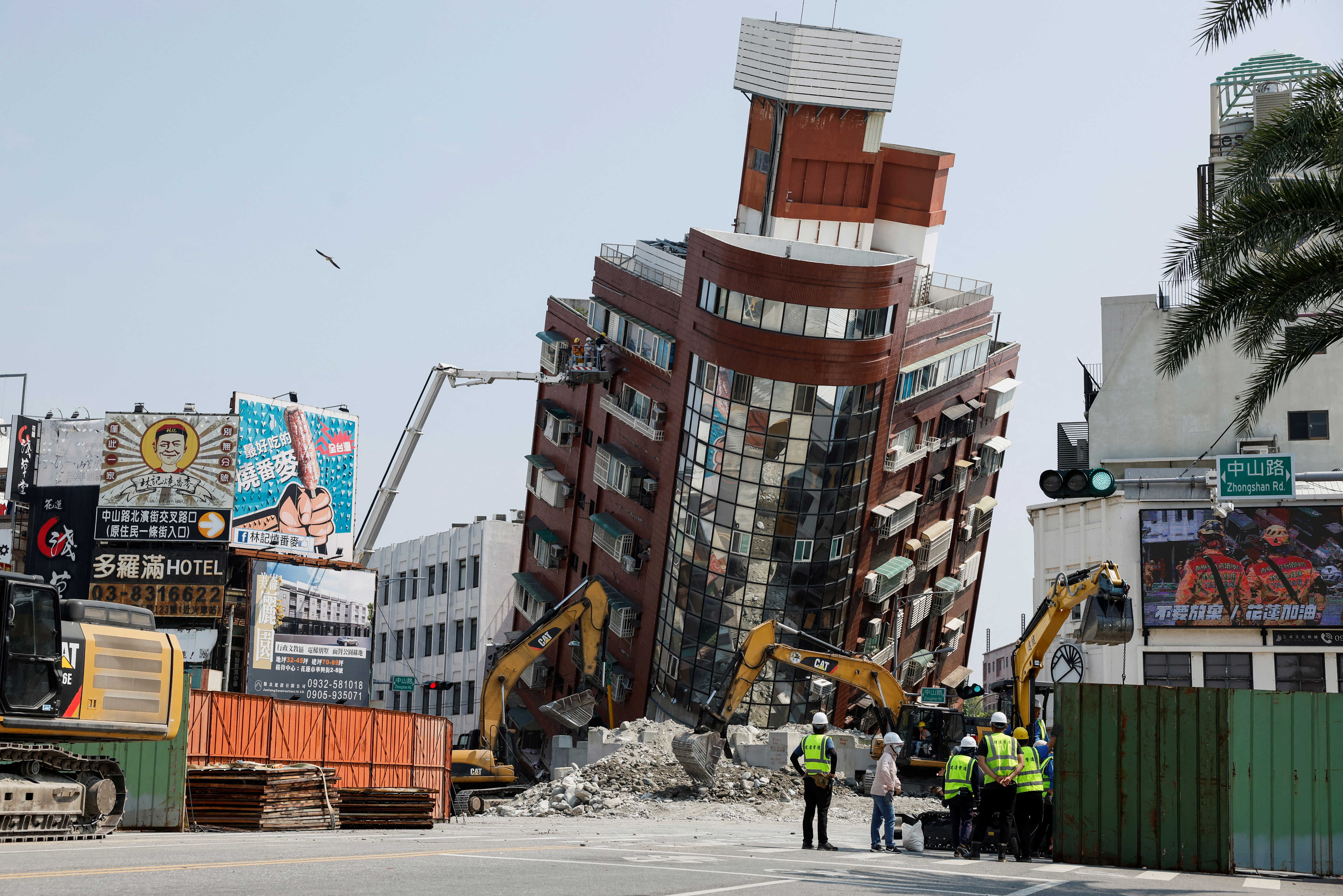 A general view as workers carry out operations while on an elevated platform of a firefighting truck at the site where a building collapsed, following the earthquake, in Hualien, Taiwan April 4, 2024. REUTERS/Carlos Garcia Rawlins